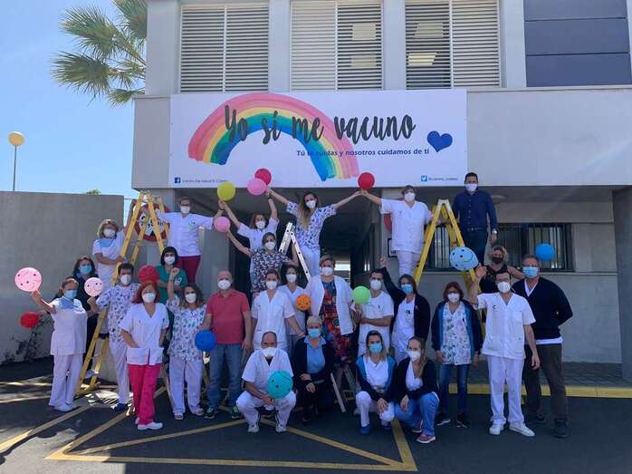 Foto de familia de los profesionales con el alcalde y concejal de Sanidad/TA.